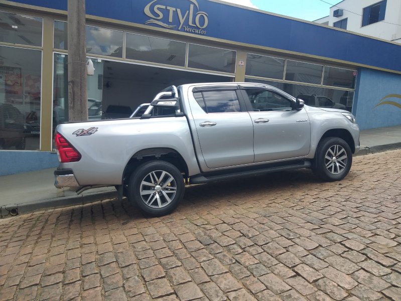 Hilux SRX 2.8 CD turbo diesel 4x4 4P